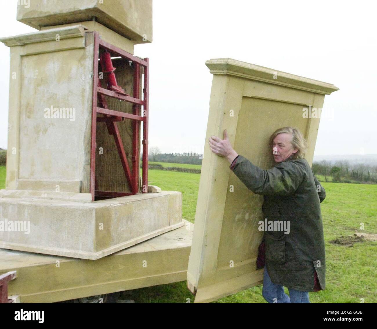 Roger Franklin, con la sua creazione partialy eretto nel suo giardino posteriore a Great Rissington. Il sig. Franklin, un costruttore che ha costruito un obelisco mobile di 37 piedi in memoria di sua moglie, stava preparando per mettere la struttura in mostra. *... Roger Franklin, 50 anni, di Great Rissington, nel Cotswolds, Gloucestershire, costruì il monumento in fibra di vetro dopo che il suo obelisco iniziale di 43 piedi fu distrutto da venti forti. Il nuovo lavoro, che è montato su un rimorchio, è inteso come una struttura temporanea, che spera di mostrare ai vicini prima di richiedere il permesso di progettazione per un memoriale permanente. Foto Stock