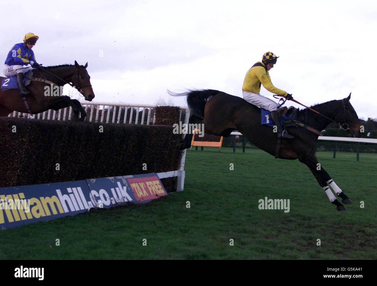 Warner per i giocatori cavalcati da Steve Wynne vince il Club Boxed Novices Steeple Chase a Hereford davanti al terzo posto Irisio guidato da A. Thornton. Foto Stock