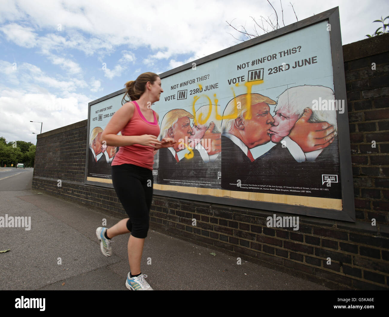 Una donna jogging passato referendum UE manifesti - da pro-rimangono gruppo, siamo in Europa - raffiguranti Donald Trump kissing Brexit avvocato Boris Johnson, a Finsbury Park, Londra. Foto Stock