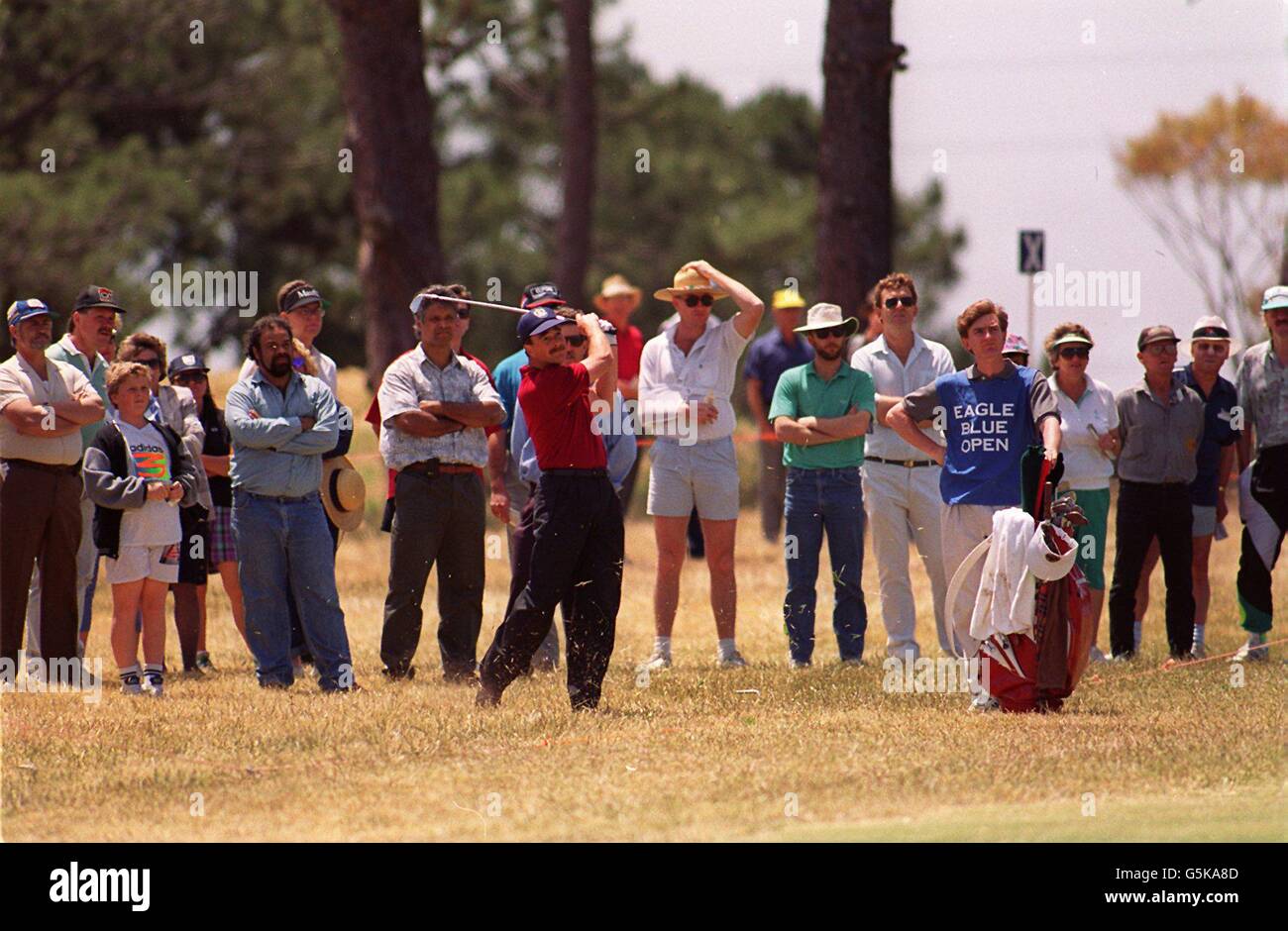 South Australian Open Golf - Nigel Mansell. Nigel Mansell gioca il suo secondo colpo dalla folla durante il South Australian Open Golf. Foto Stock