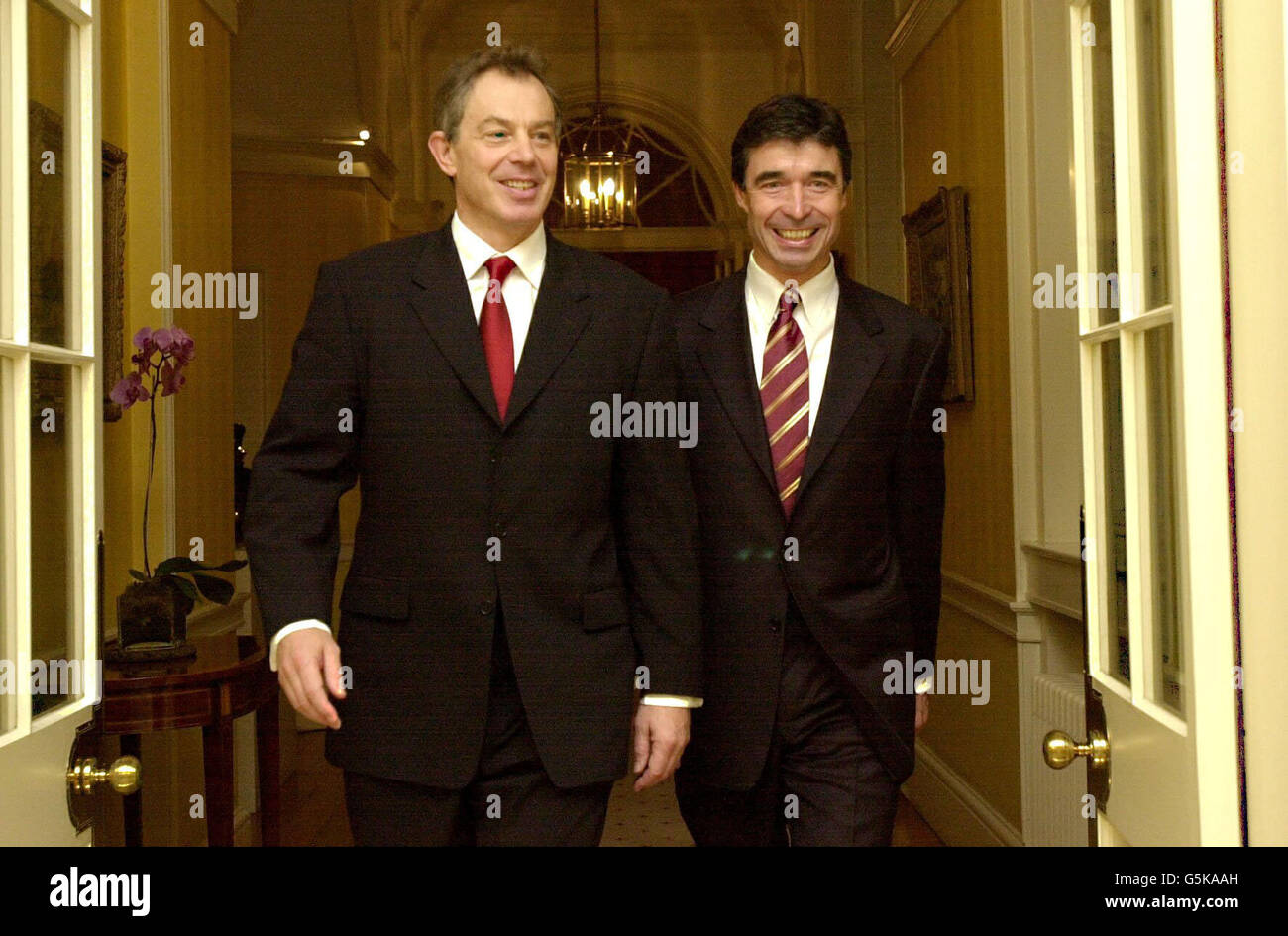 Il primo ministro britannico Tony Blair (L) con il primo ministro danese Anders Fogh Rasmussen al numero 10 di Downing Street nel centro di Londra. Foto Stock