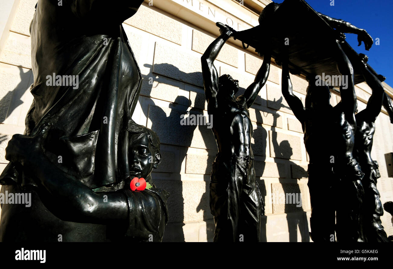 Un papavero su una statua al Memoriale delle forze armate durante il giorno dell'armistizio e la domenica della memoria al National Memorial Arboretum, Alrewas, Staffordshire. Foto Stock