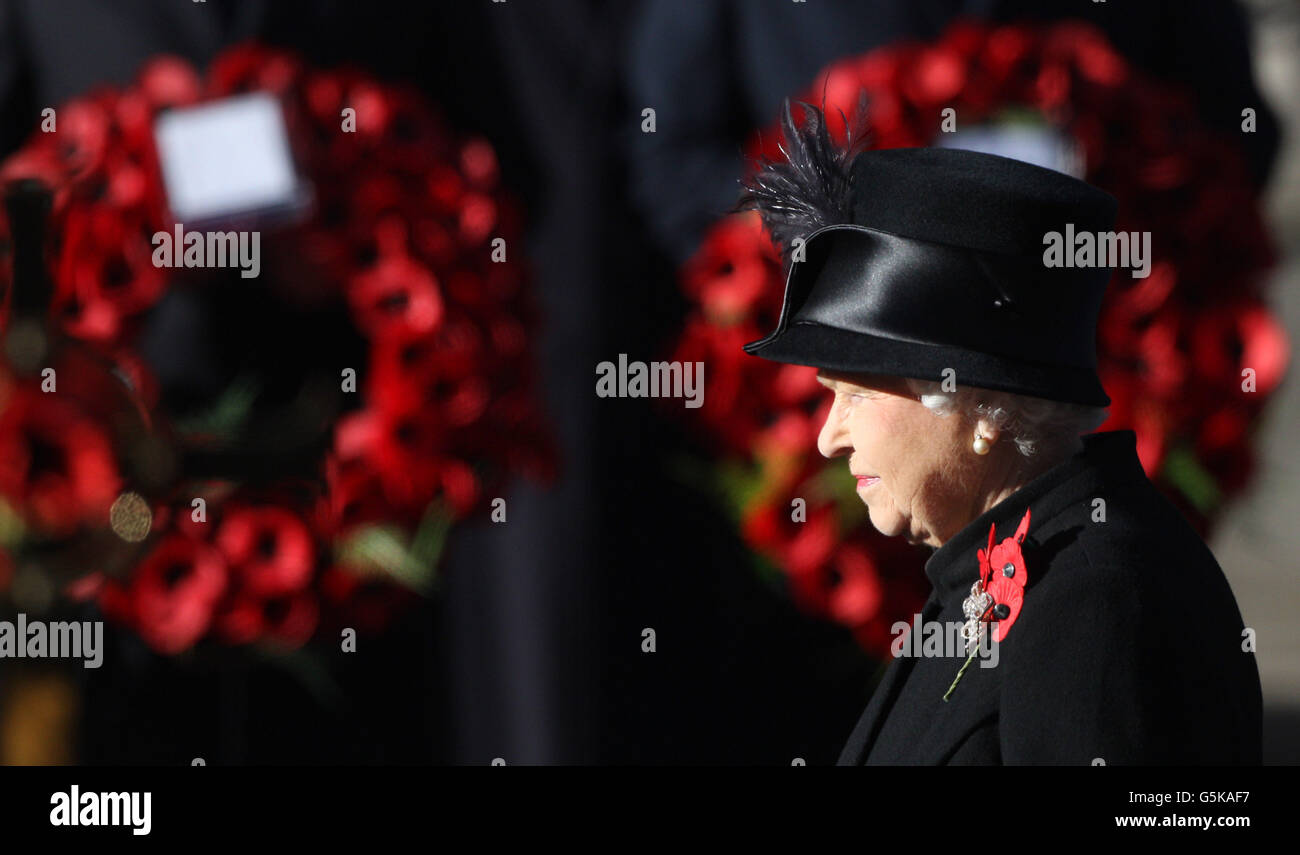 La Regina Elisabetta II al memoriale di Cenotaph a Londra la Domenica della memoria, in omaggio ai membri della Gran Bretagna e alle forze armate comunali che sono morte durante i conflitti. Foto Stock