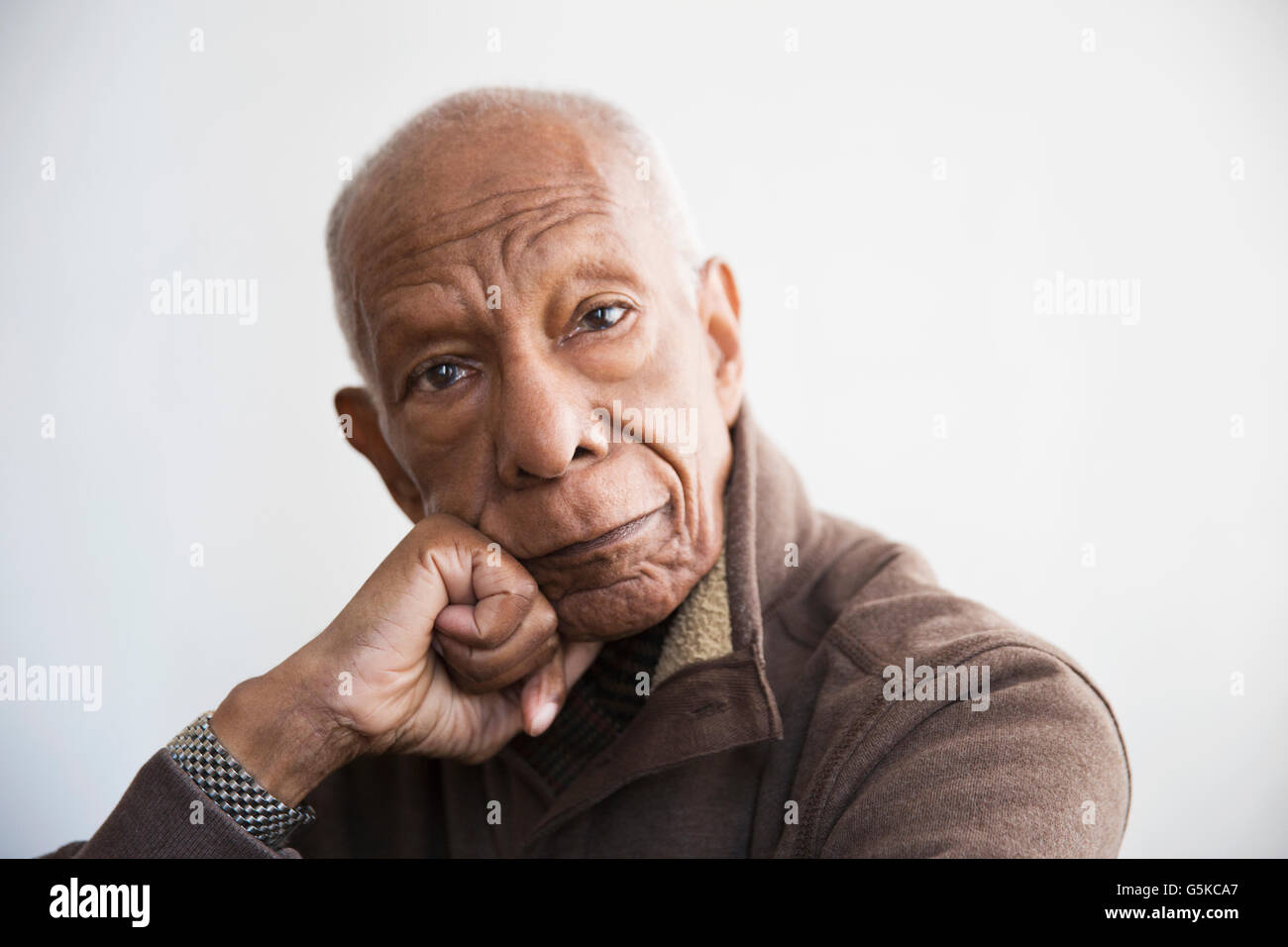 Vecchio Uomo nero in appoggio mento in mano Foto Stock