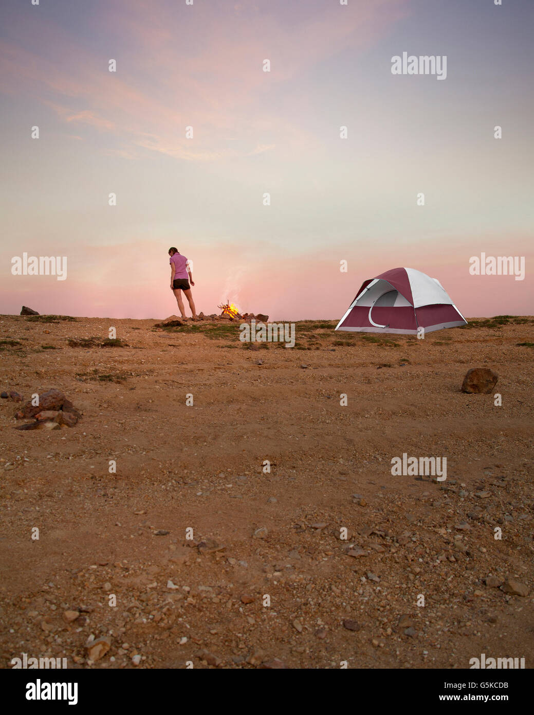 Donna campeggio nel deserto remoto campo Foto Stock