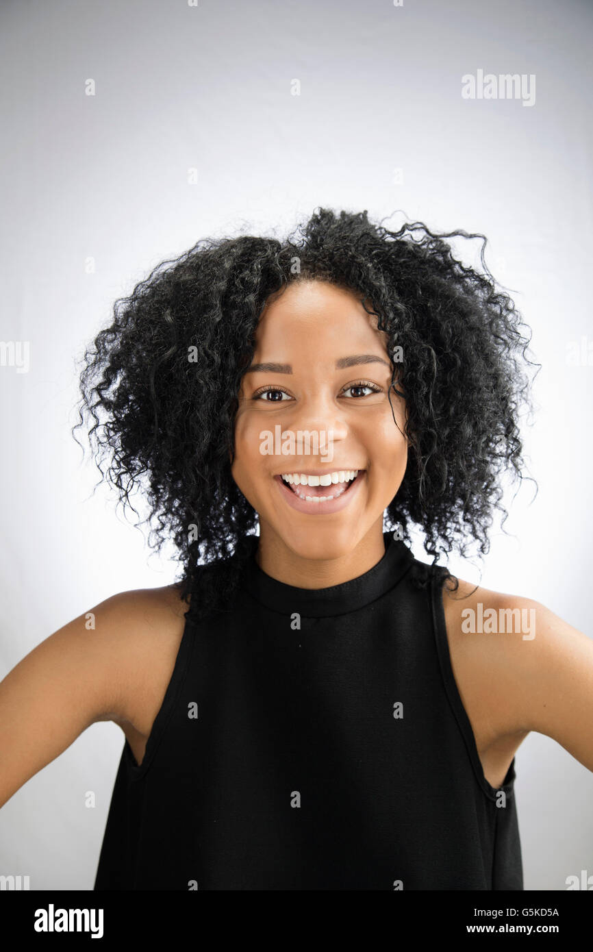 African American donna sorridente Foto Stock