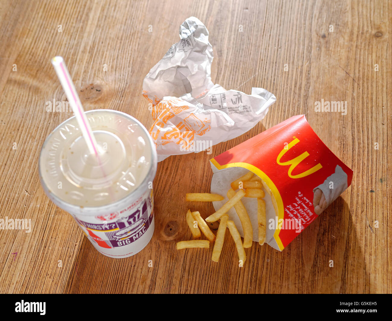 McDonald's take away pasto a sinistra su una tabella, Macdonald's è i mondi più grandi catene di fast foo Foto Stock