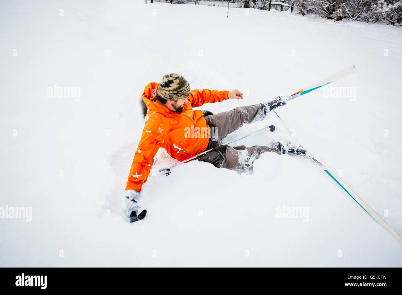 Uomo caucasico caduta su sci da fondo nella neve Foto Stock