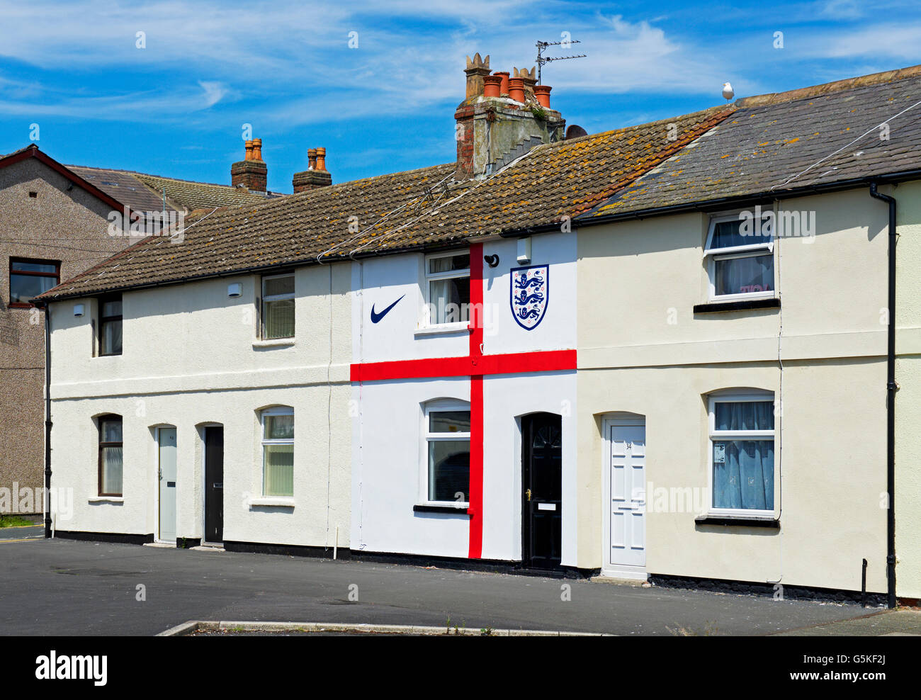 Casa a schiera di Fleetwood, nel Lancashire, dipinta per assomigliare alla bandiera di St George, a sostegno dell'England Football Team, REGNO UNITO Foto Stock