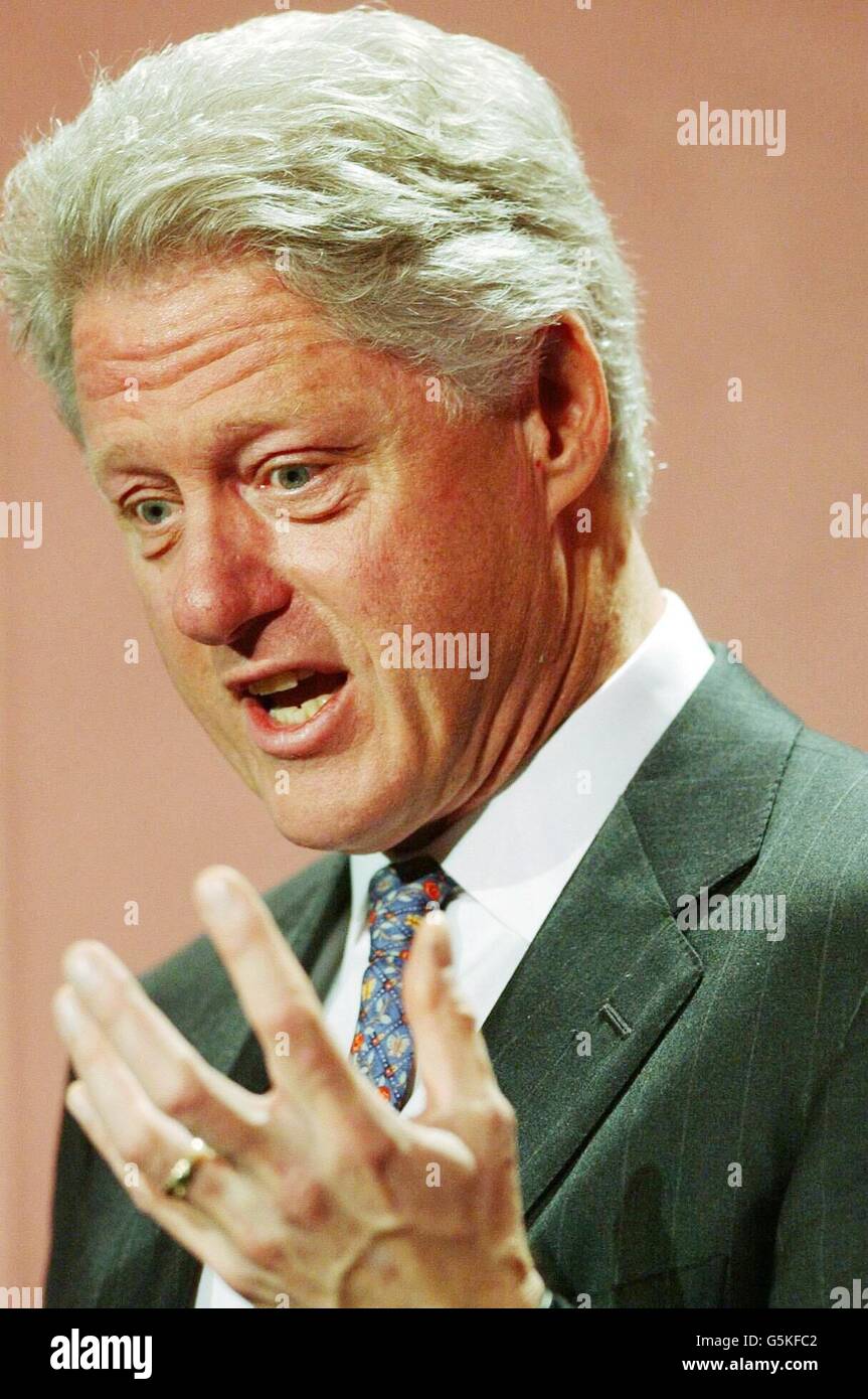L’ex presidente americano Bill Clinton si rivolge a un pubblico sul tema dell’AIDS presso il Queen Elizabeth Conference Center. Organizzata dal National AIDS Trust, Clinton ha parlato alla conferenza sulla principessa del Galles sull'AIDS. 04/09/04: Migliaia di pazienti del cuore del Regno Unito sono sottoposti all'operazione che i chirurghi eseguiranno su Clinton. Un bypass coronarico è una procedura relativamente ordinaria e quasi 30,000 persone nel Regno Unito sono ricoverate in ospedale per il trattamento ogni anno. Foto Stock