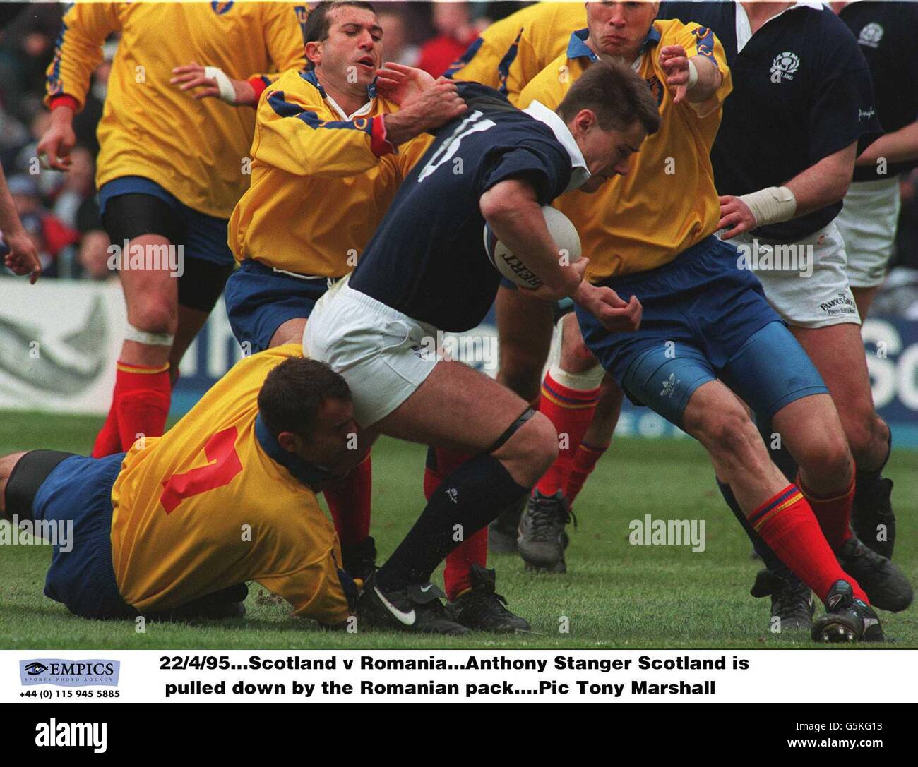 22/4/95. Scozia / Romania. Anthony Stanger Scotland è abbattuta dal pack rumeno Foto Stock