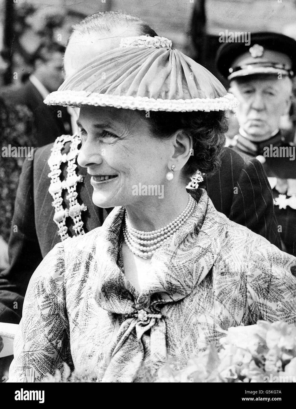 La duchessa di Gloucester mentre apre la nuova estensione alla scuola di Nursery di North Islington. La principessa Alice, ex duchessa di Gloucester, festeggerà il suo centesimo compleanno il giorno di Natale 2001. * 19/08/2003: Principessa Alice, la zia di 101 anni della regina, che diventa il più antico Royal britannico nella storia domani, mercoledì 20 agosto 2003. La duchessa di Gloucester supera la longevità record della Regina Madre con una durata di 37,128 giorni. Nato il giorno di Natale 1901, Alice aveva 17 mesi di età inferiore alla Regina Madre quando la vedova di Giorgio VI morì il 30 marzo 2002. Il Foto Stock