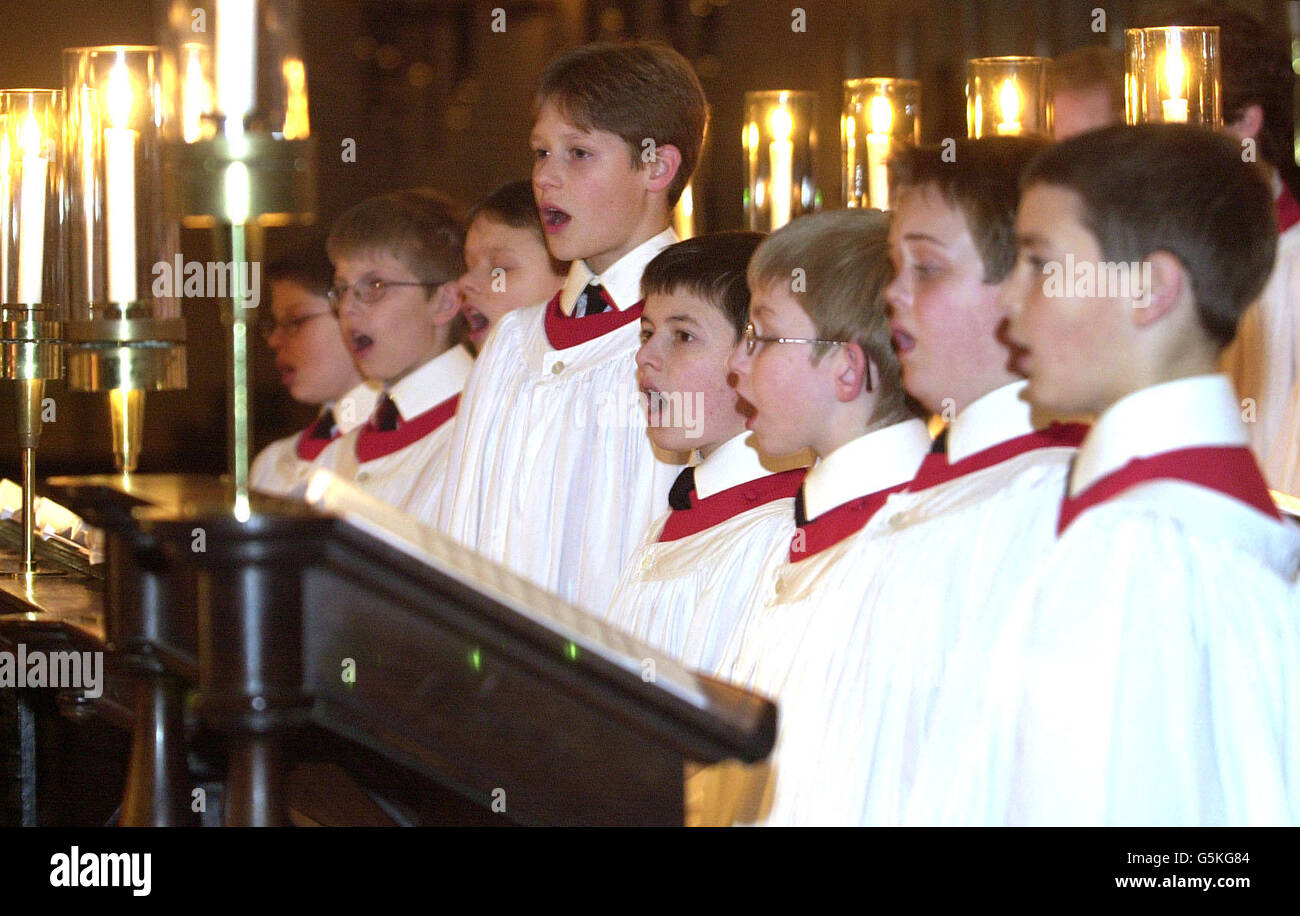 I coristi alla King's College Chapel di Cambridge, mentre provano per il loro servizio annuale di carol la vigilia di Natale. Foto Stock