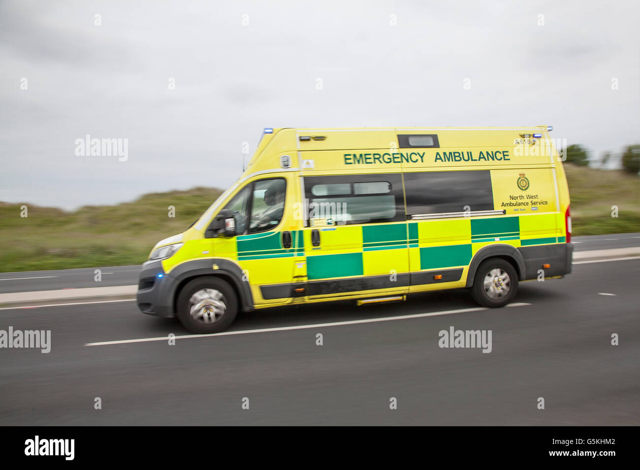 NHS di emergenza ambulanza rispondendo a incidente sulla strada costiera del resort, in Southport, Merseyside, Regno Unito Foto Stock