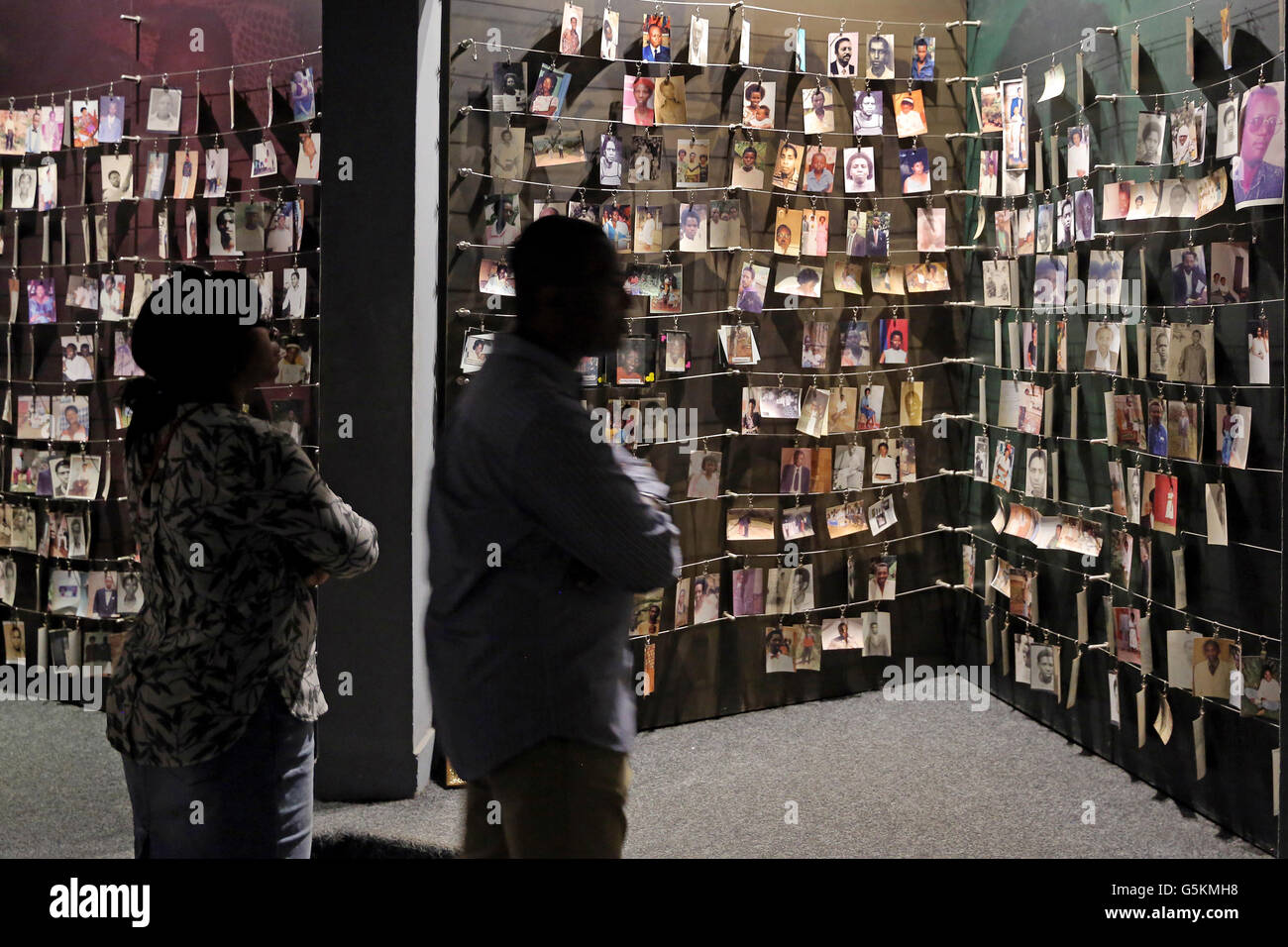 Visitatori guardando le fotografie (donati al Museo da famiglie) di coloro che sono stati uccisi durante il genocidio del 1994. Il Kigali Memorial Centre, museo del genocidio di Kigali, Ruanda, Africa Foto Stock