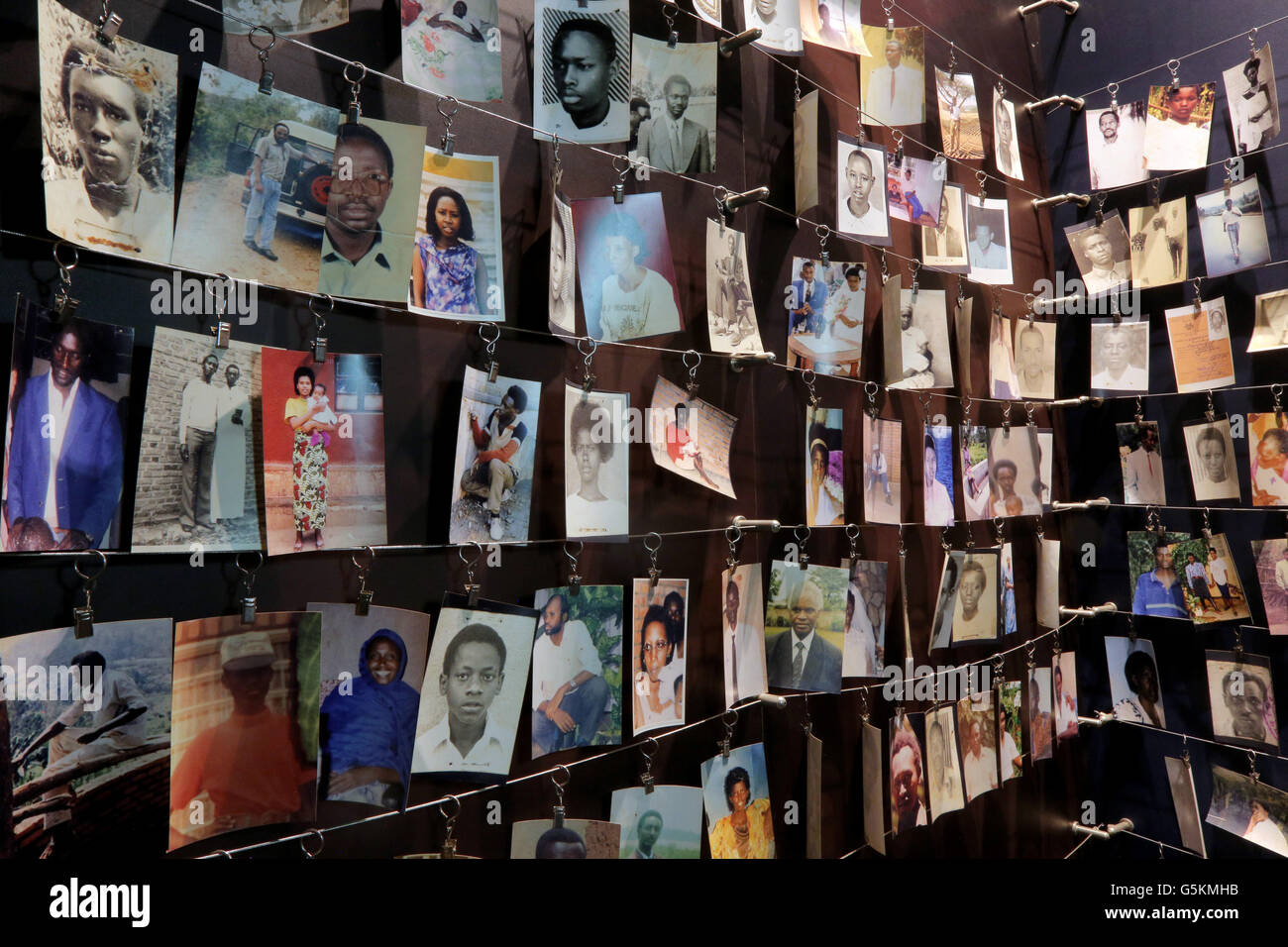 Fotografie (donati al Museo da famiglie) di coloro che sono stati uccisi durante il genocidio del 1994. Il Kigali Memorial Centre, museo del genocidio di Kigali, Ruanda, Africa Foto Stock
