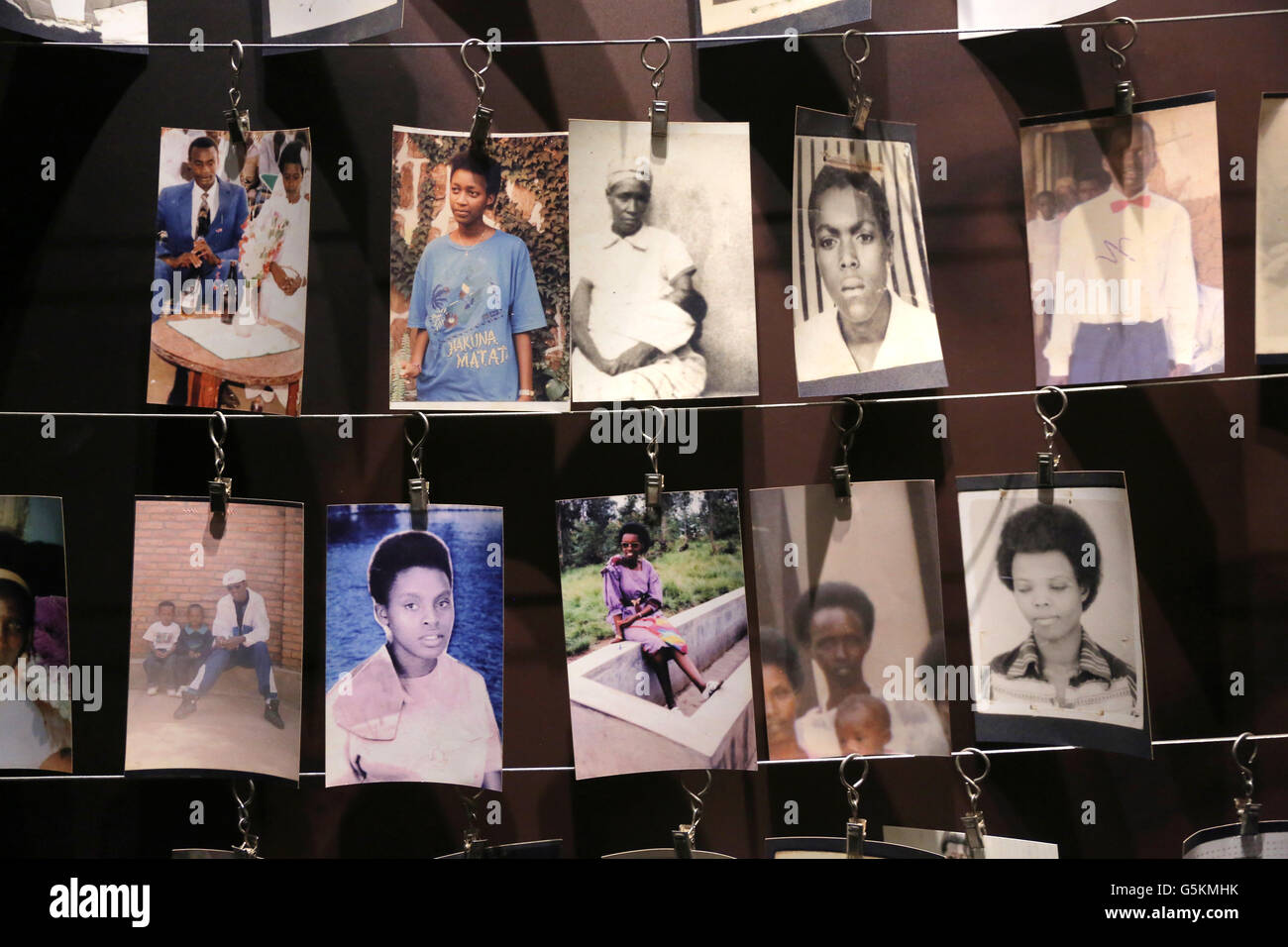 Fotografie (donati al Museo da famiglie) di coloro che sono stati uccisi durante il genocidio del 1994. Il Kigali Memorial Centre, museo del genocidio di Kigali, Ruanda, Africa Foto Stock