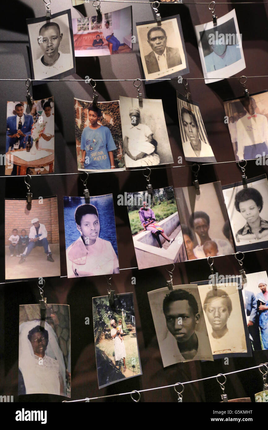 Fotografie (donati al Museo da famiglie) di coloro che sono stati uccisi durante il genocidio del 1994. Il Kigali Memorial Centre, museo del genocidio di Kigali, Ruanda, Africa Foto Stock
