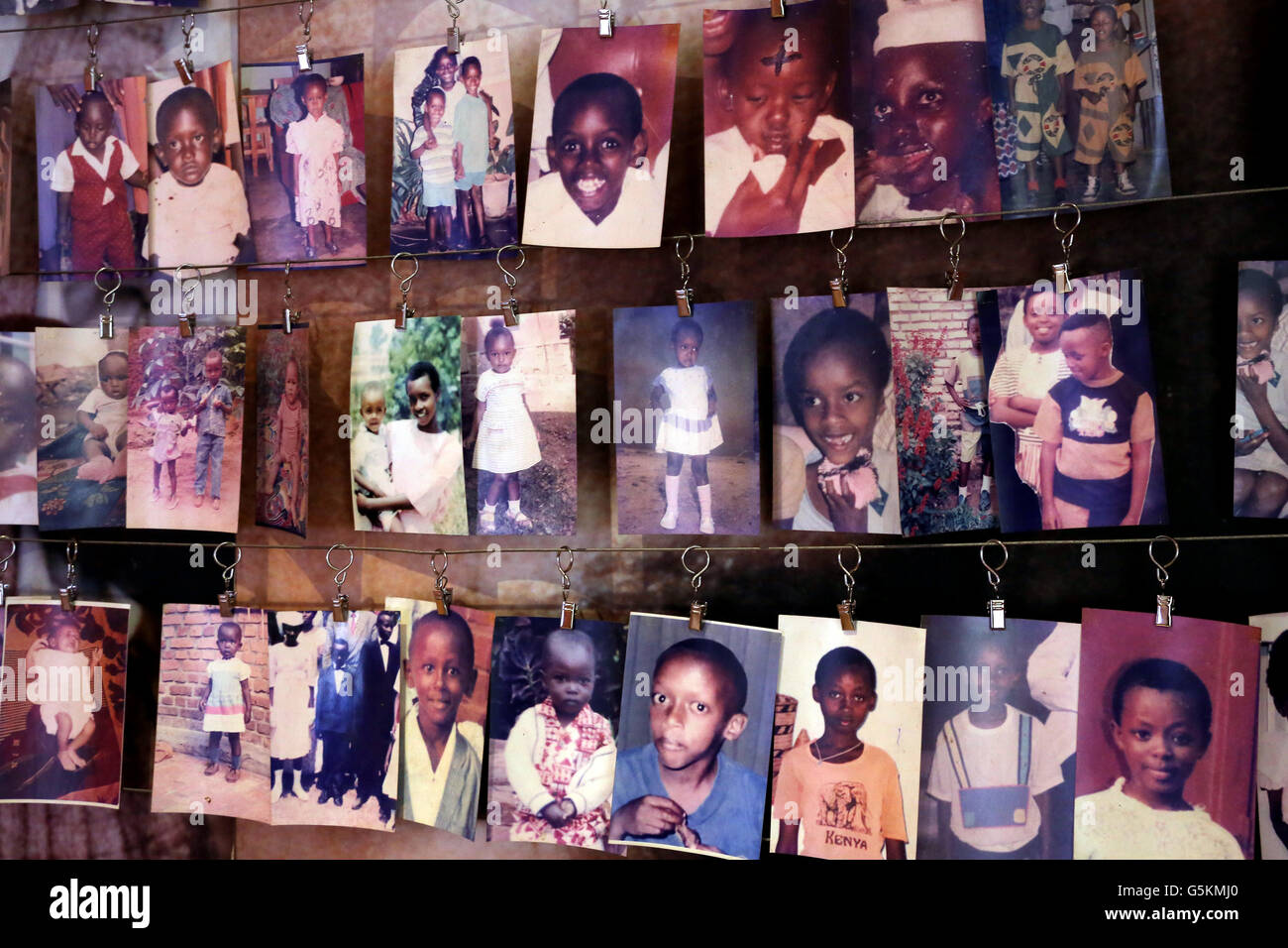 Fotografie (donati al Museo da famiglie) di coloro che sono stati uccisi durante il genocidio del 1994. Il Kigali Memorial Centre, museo del genocidio di Kigali, Ruanda, Africa Foto Stock