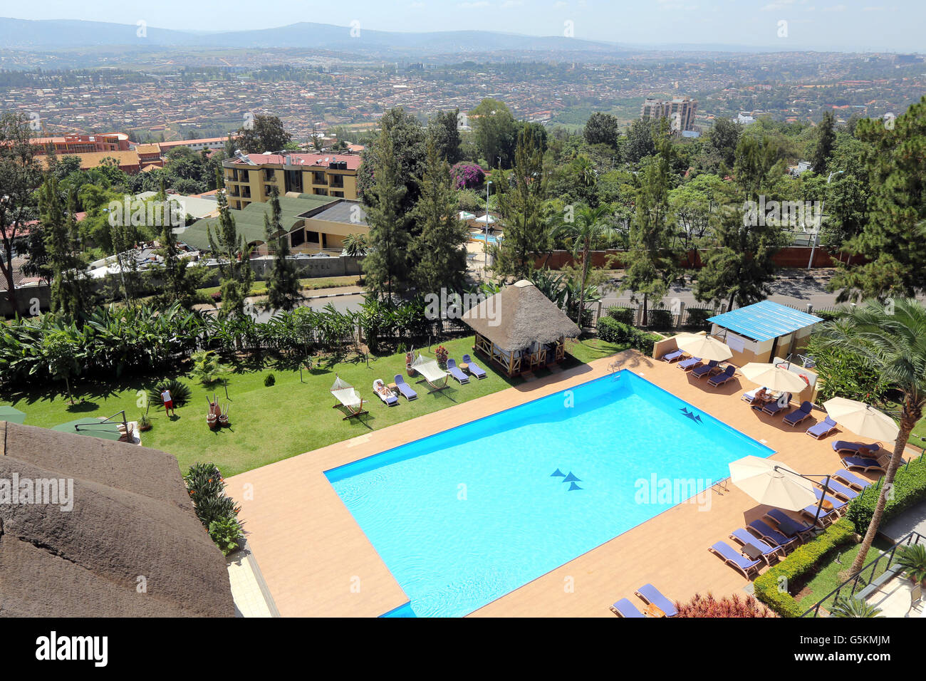 Il Kigali, Ruanda, Africa - Vista dalla cima del "Hôtel des Mille Collines' per il sito della piscina e del giardino dell'Hotel. Hôtel des Mille Collines resa famosa nel film 'Hotel Ruanda", è il luogo dove il terrore Tutsi si rifugiarono durante il genocidio del 1994. Foto Stock