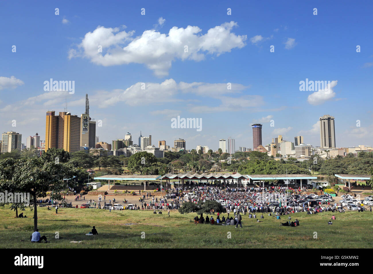 Skyline di Nairobi con Uhuru Park in primo piano, Nairobi, Kenya, Africa orientale Foto Stock