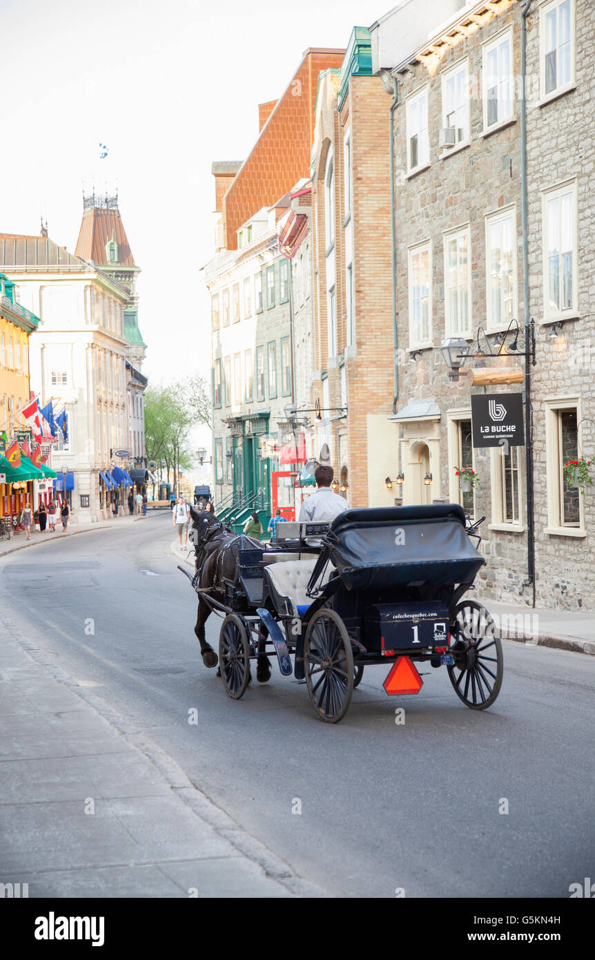 Carro trainato da cavalli passando attraverso le strade della vecchia Quebec City Foto Stock