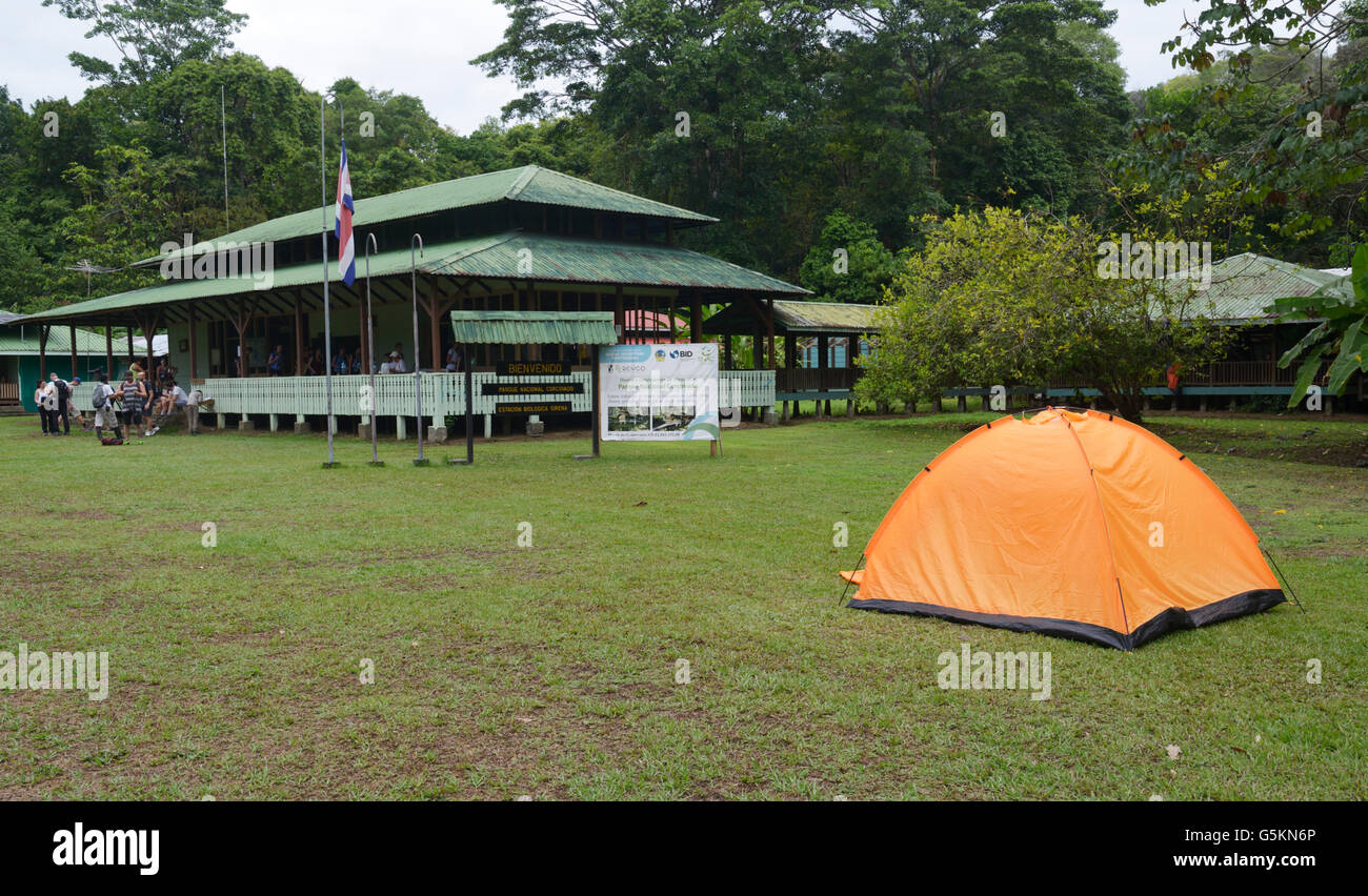 Campeggio nel Parco Nazionale di Corcovado sulla penisola di Osa Costa Rica. Sirena stazione di Ranger Foto Stock