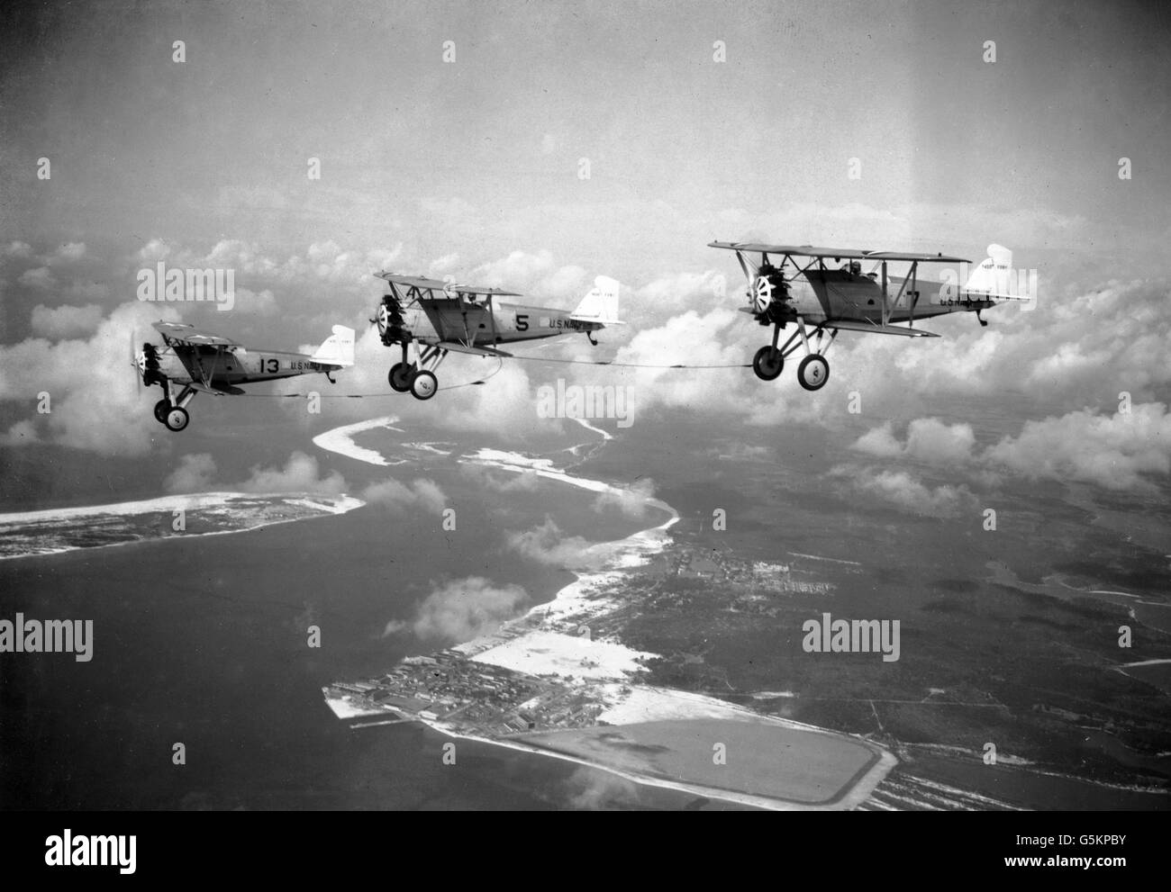 Tre Stati Uniti Navy Boeing F2B-1 combattenti che compone il 1928 U.S. Navy acrobazia team chiamato tre Seahawks . Foto Stock