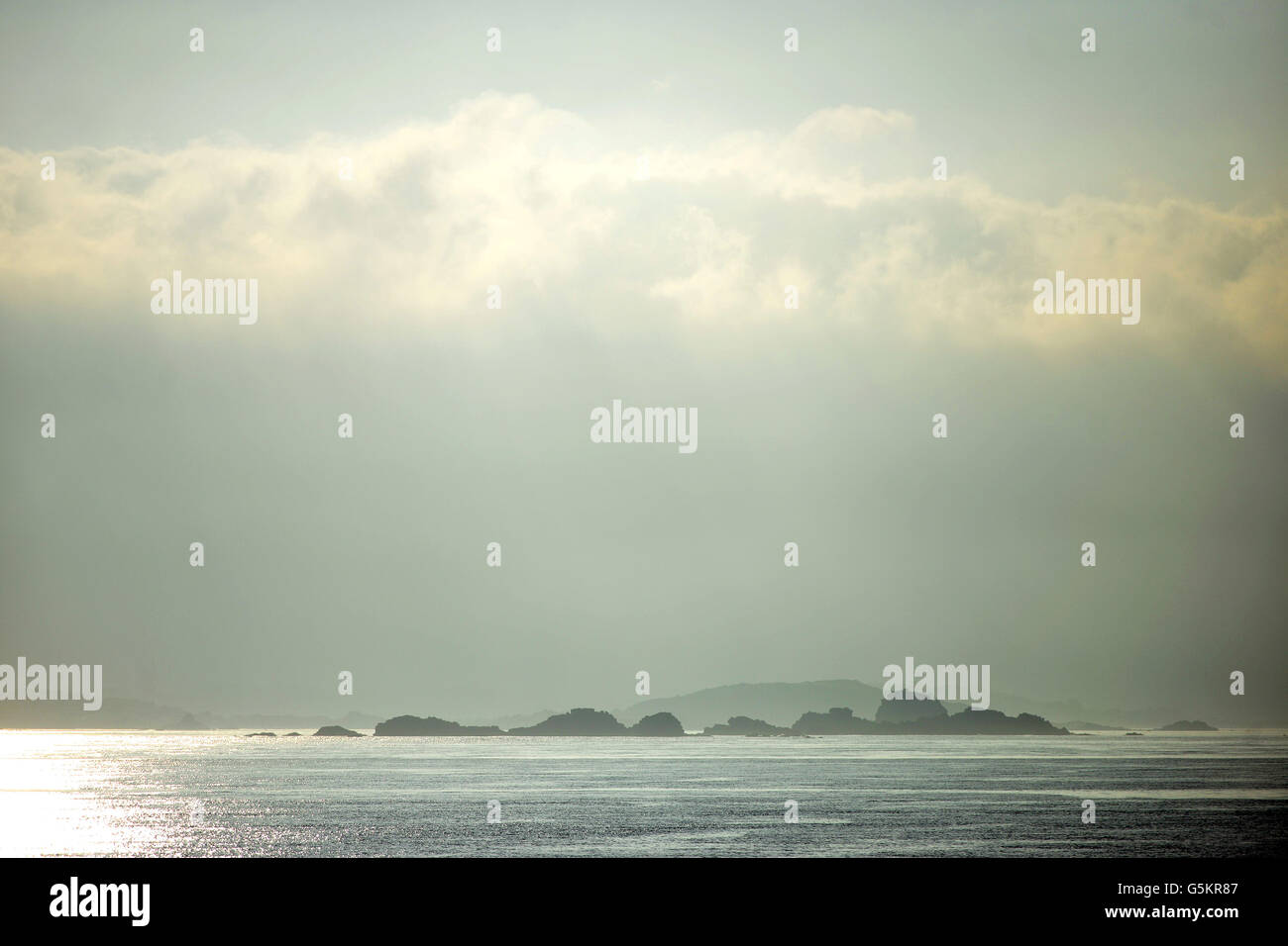 La mattina presto isolette rocciose nelle isole Scilly REGNO UNITO Foto Stock