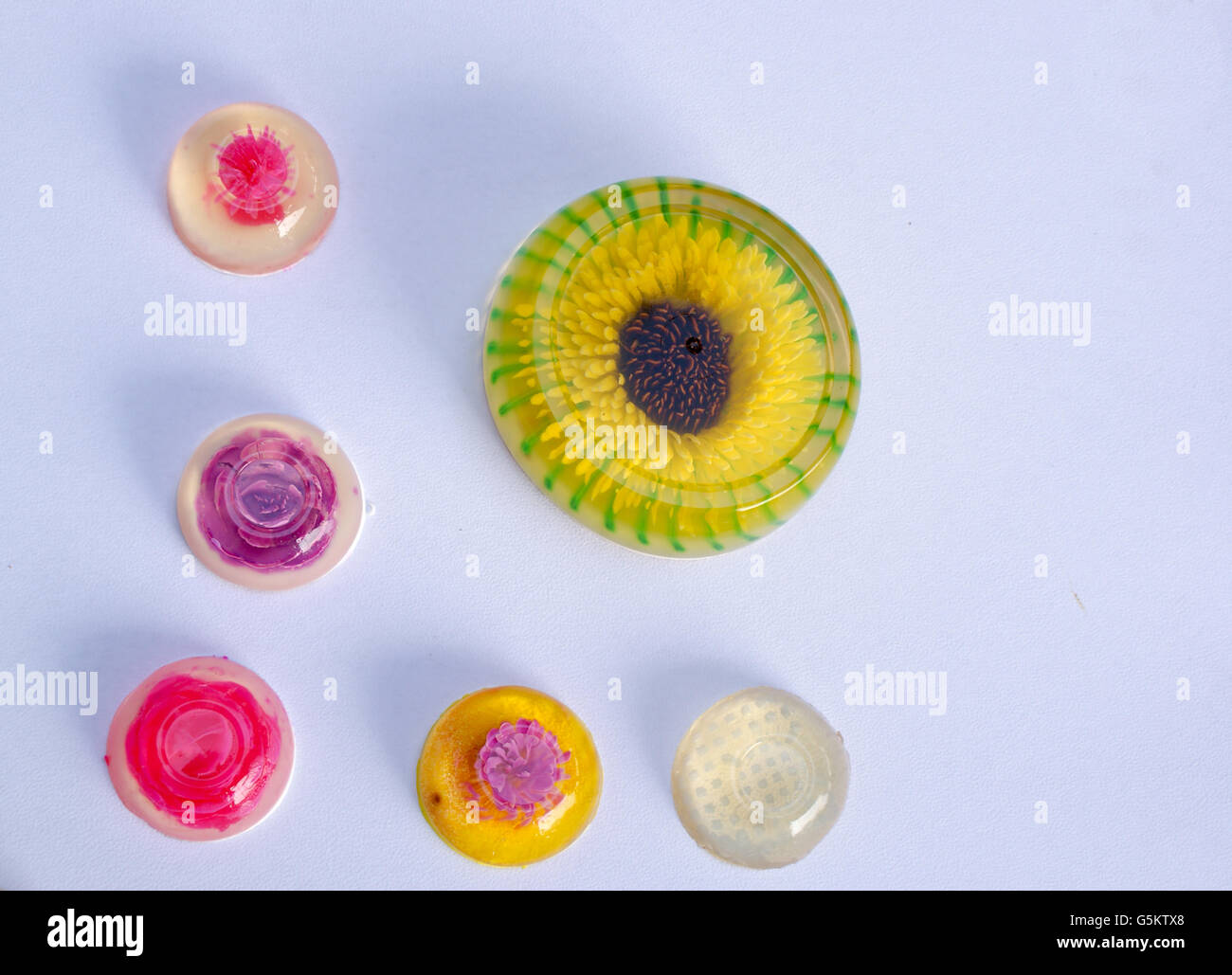 Fotografia di alcuni gelatina colorata sfere con fiori Foto Stock