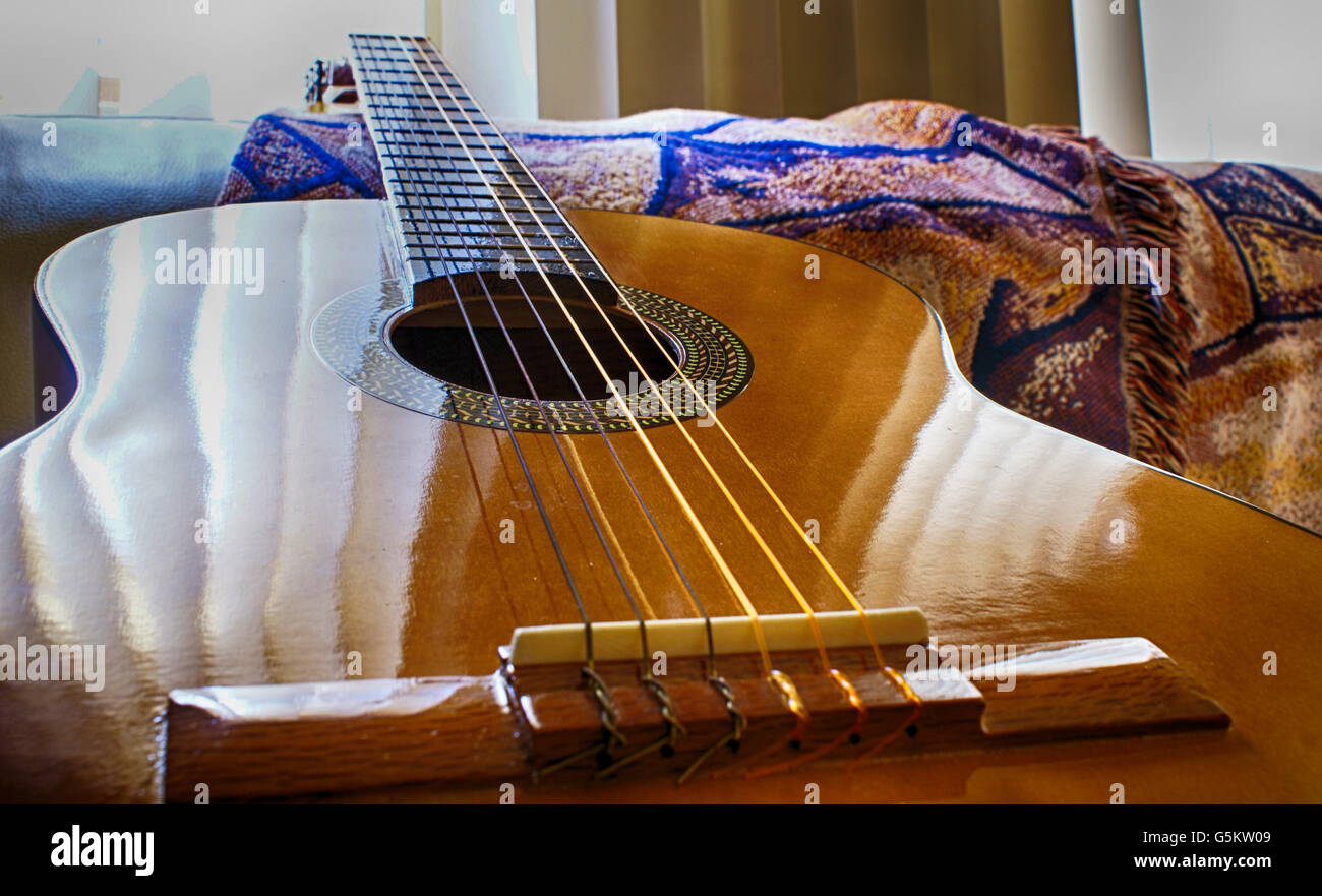 Fotografia di una chitarra acustica Foto Stock