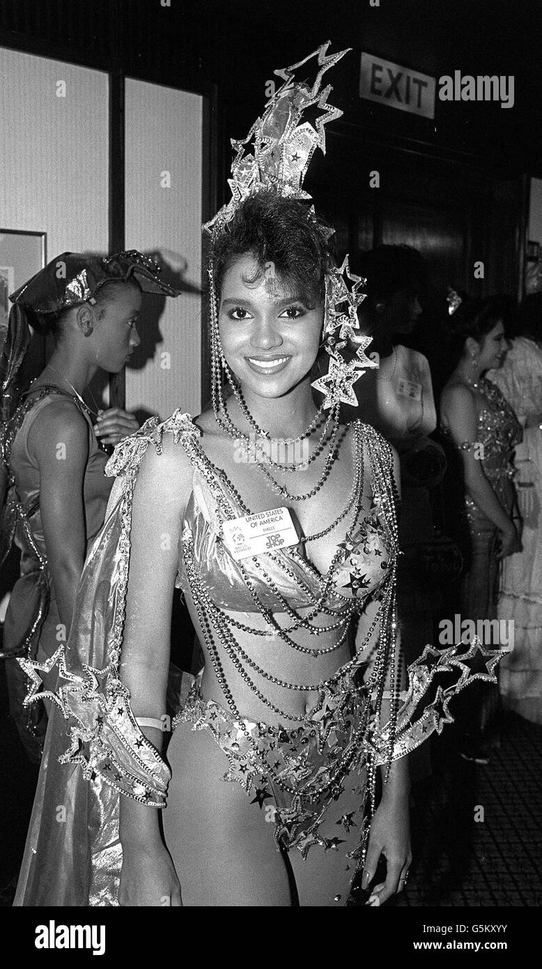 Una star-spanged USA, Halle Berry (20) al London Hilton Hotel, dove i concorrenti di Miss World hanno partecipato ad un pranzo al Variety Club of Great Britain vestito con i loro costumi nazionali. Foto Stock