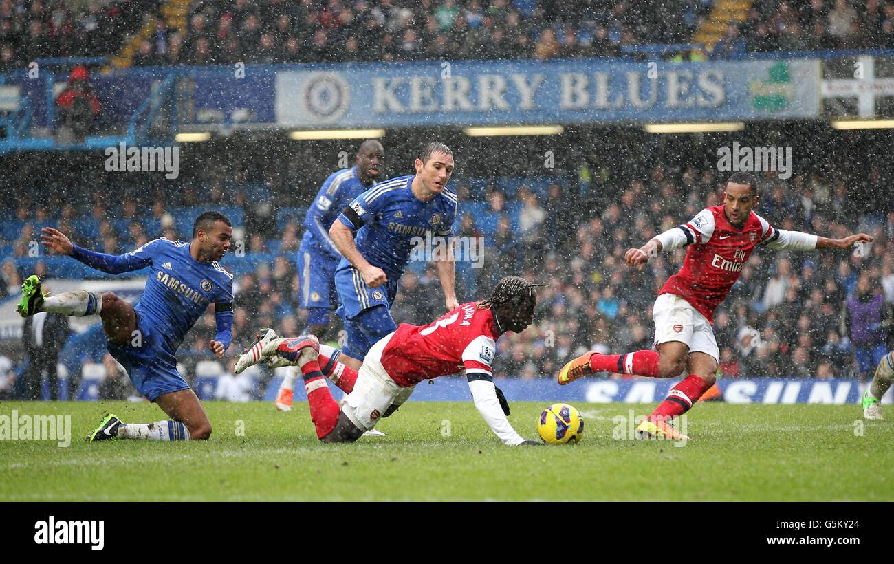 Calcio - Barclays Premier League - Chelsea / Arsenal - Stamford Bridge. Bacary Sagna dell'Arsenal (centro) scende sotto la sfida di Ashley Cole (a sinistra) del Chelsea Foto Stock