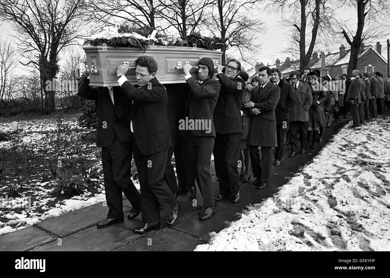 La bara di Lesley Whittle, di 17 anni - portata da sei membri della ditta di pullman Whittle - seguita da lutto, guidato dal fratello di Lesley Ronald, attraversa il cimitero innevato della chiesa parrocchiale di Santa Maria ad Highley per i suoi funerali. Foto Stock
