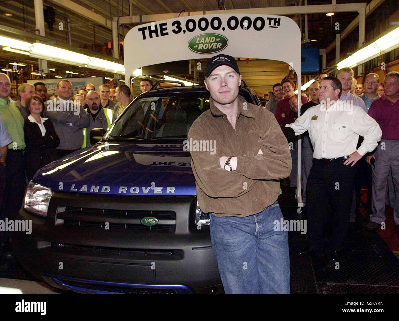 Il popstar irlandese Ronan Keating guida il 3 milionesimo LandRover fuori dalla linea di produzione presso lo stabilimento di Solihull dell'azienda. Foto Stock