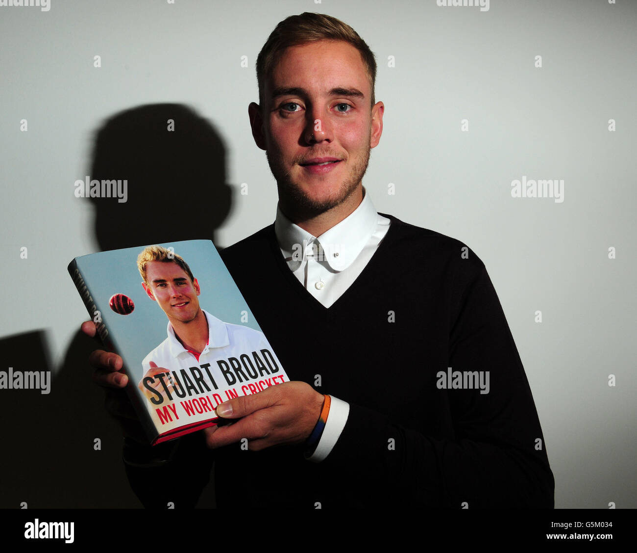 Cricketer Stuart Broad promuove il suo nuovo libro durante una telefonata a Simon e Schuster UK, Londra. Foto Stock