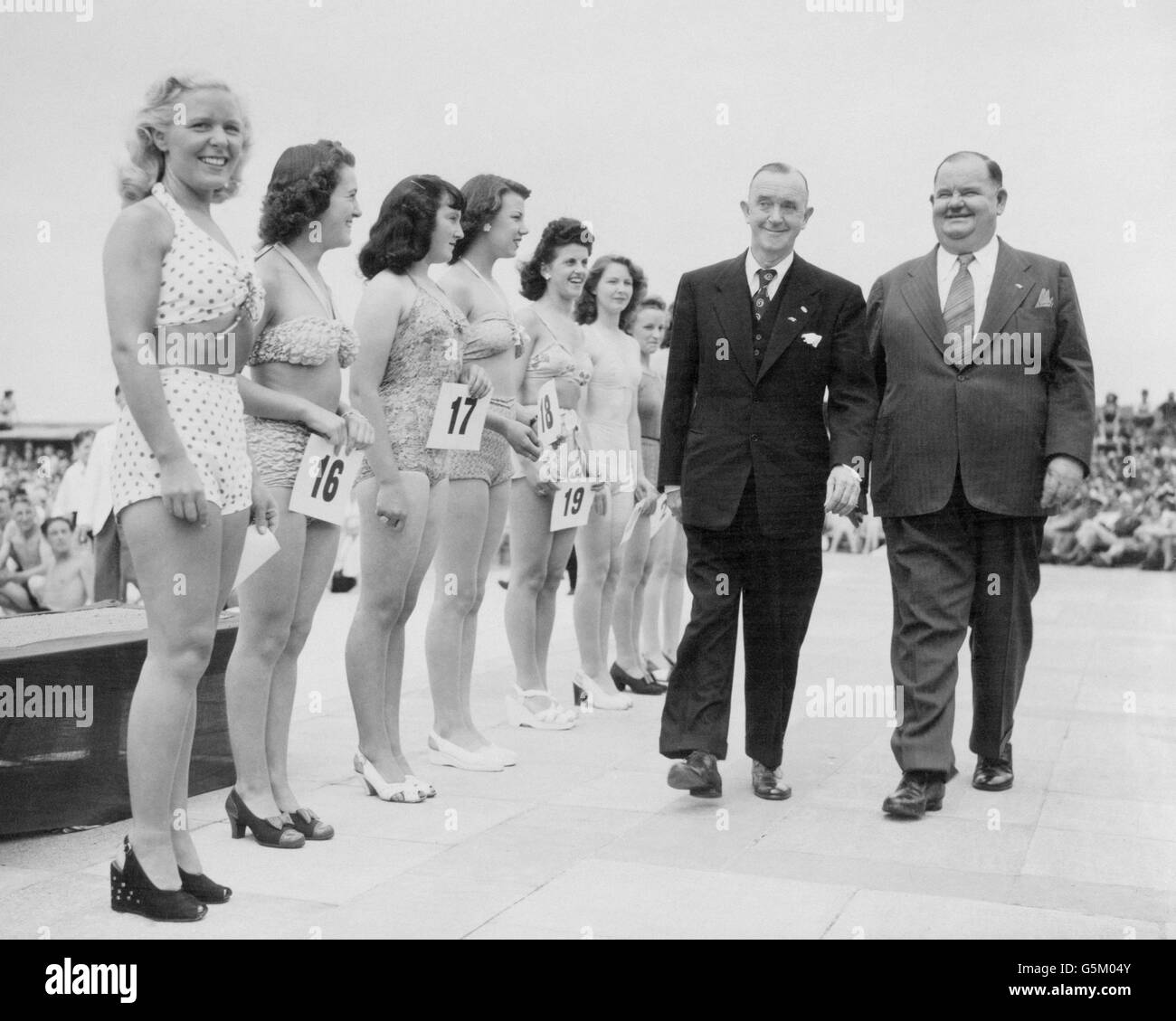 I comici Stan Laurel (r) e Oliver Hardy (c) giudicano il terzo calore del concorso di Weston-Super-Mare per le 'bellezze balneari'. Foto Stock