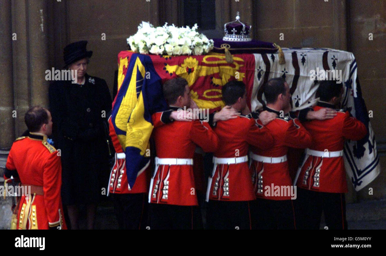La Regina Elisabetta II della Gran Bretagna guarda alla porta di Westminster Hall, Londra, quando arriva la bara della Regina Elisabetta, la Regina Madre. Sarà in stato fino al funerale presso l'abbazia di Westminster di martedì. Foto Stock