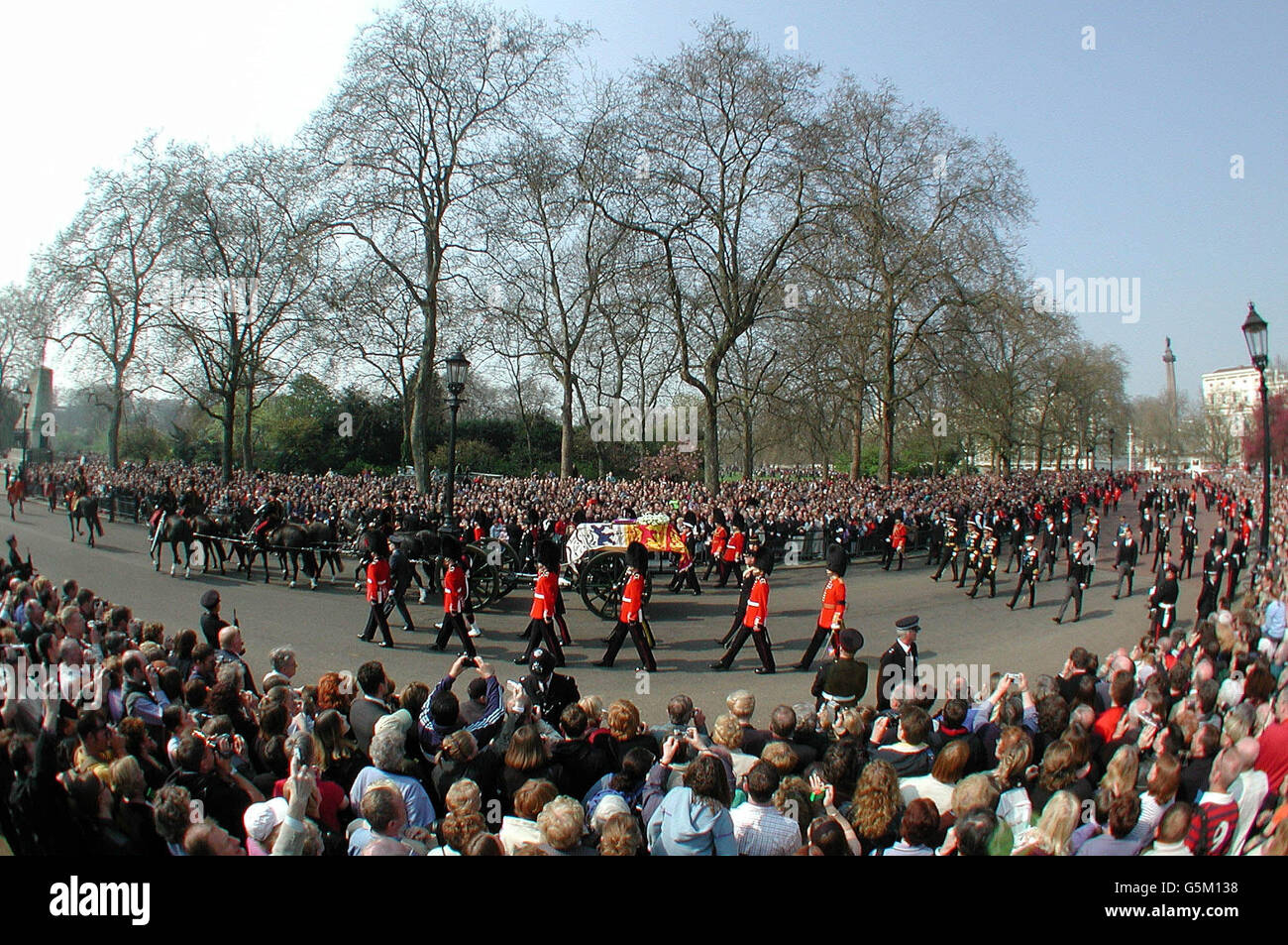 La carrozza che porta la bara della Regina Elisabetta la Regina Madre è tirata dalla Royal Horse Artillery con un membro della famiglia reale, mentre si sta per entrare Horse Guards Parade nel suo viaggio a Westminster Hall. Foto Stock