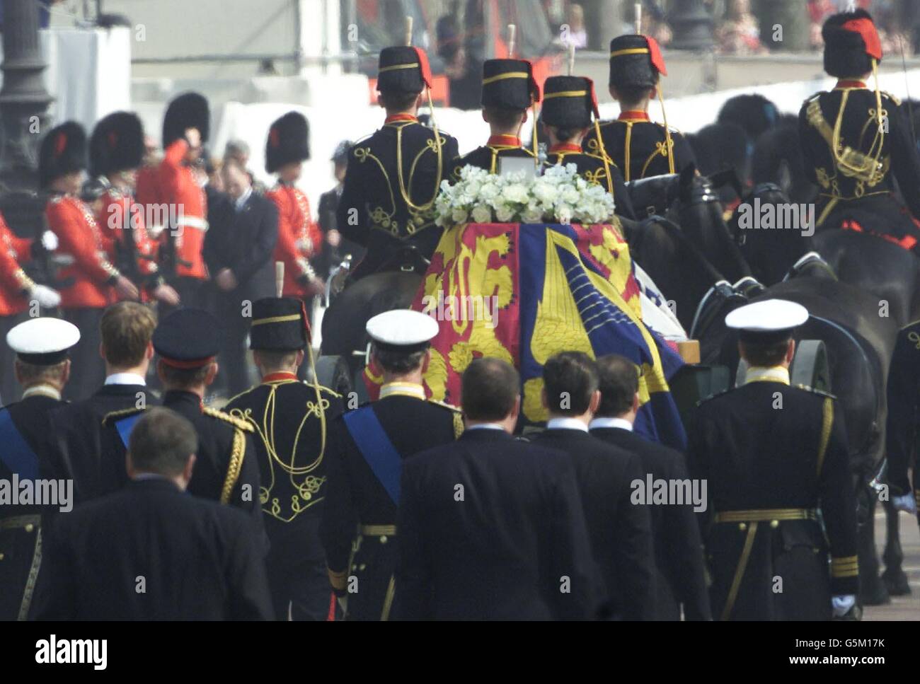 I membri della famiglia Roya seguono la carrozza di pistola che porta la bara della Regina Madre durante la processione alla menzogna in stato. Migliaia di cordoglio hanno seguito la strada per pagare gli ultimi repetti alla Regina Madre che morì all'età di 101 anni. * il suo funerale avrà luogo il 9 aprile, dopo di che sarà sepolto nella Cappella di San Giorgio a Windsor, accanto al suo marito, re Giorgio VI Foto Stock