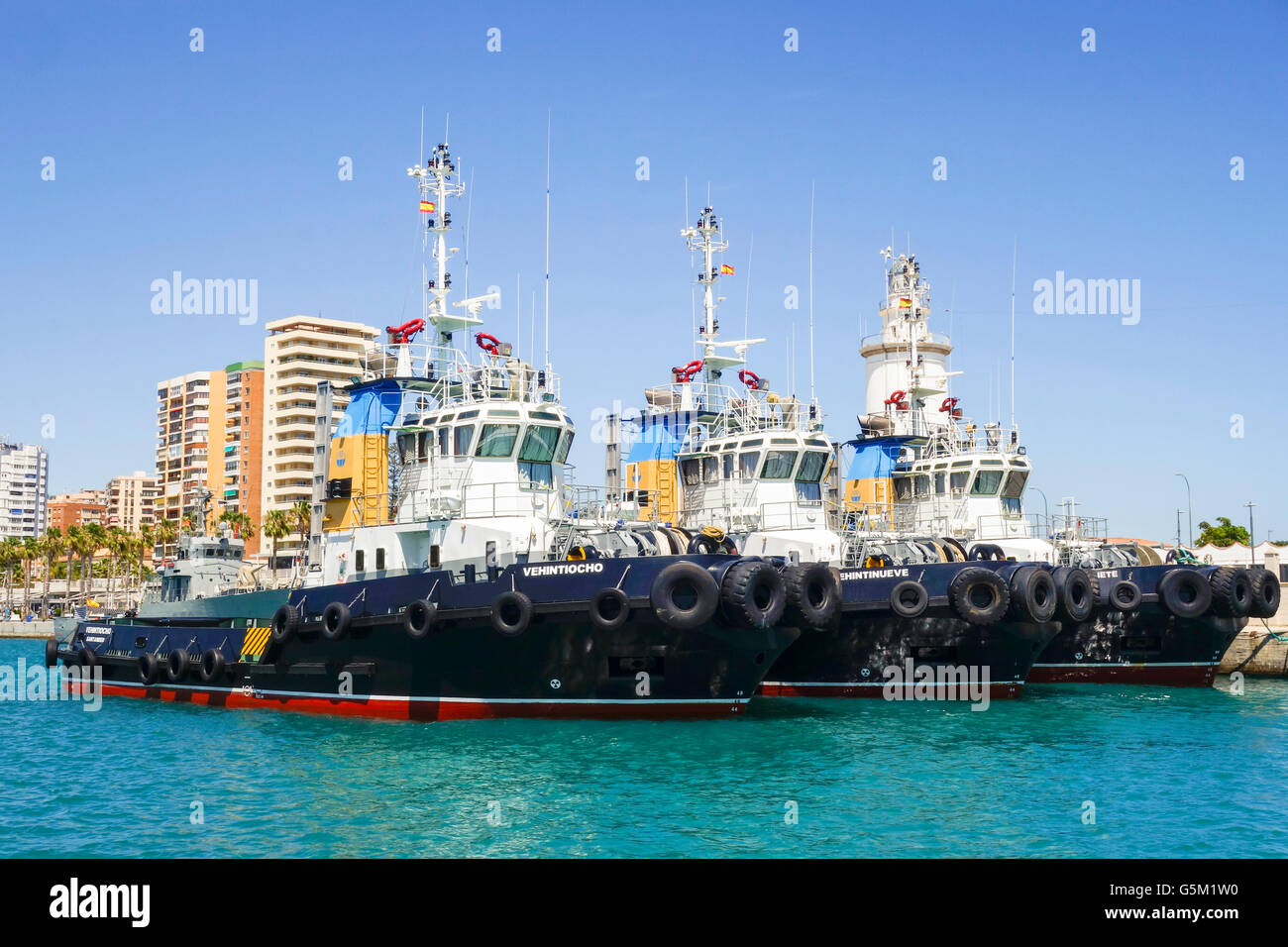 Tre rimorchiatore navi ormeggiate nel porto di Malaga, Andalusia, Spagna. Foto Stock