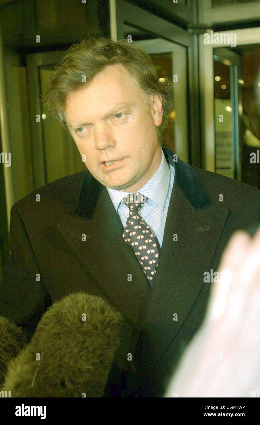 Stephen Lamport, Segretario privato del Principe di Galles, fa una dichiarazione sull'uscita dal Tribunale industriale di Bristol. Un ex segretario personale del Principe di Galles perse la sua richiesta di licenziamento costruttivo dal suo posto nella tenuta di Highgrove del Principe. * il caso di Elizabeth Burgess, che sosteneva di essere stata costretta a non svolgere il suo lavoro dopo essere stata discriminata sessualmente e razzalmente, è stato licenziato in tutti i casi da un tribunale per l'occupazione di Bristol. Foto Stock