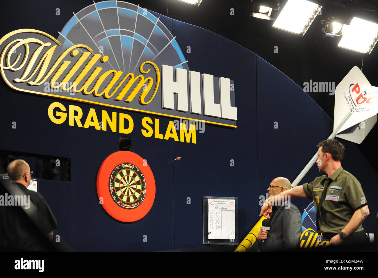 Freccette - Grand Slam of Darts - Sala Civica di Wolverhampton. Paul Nicholson in azione contro Barrie Bates. Foto Stock
