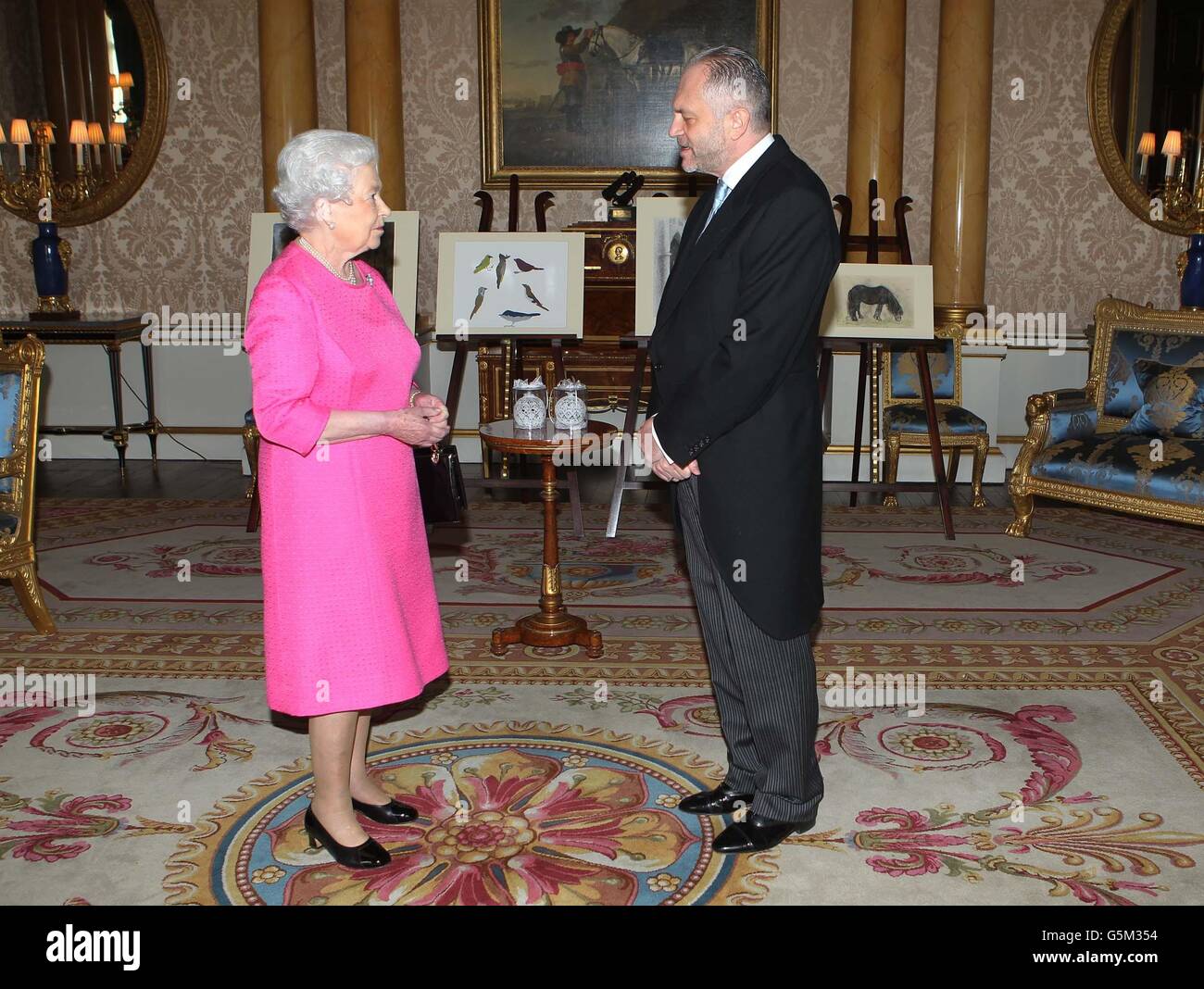 L'ambasciatore della Polonia, sua Eccellenza Witold Sobkow, presenta la sua lettera di credenziali alla Regina Elisabetta II a Buckingham Palace, nel centro di Londra. Foto Stock