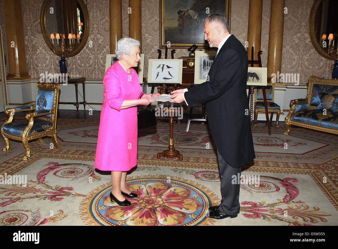 L'ambasciatore della Polonia, sua Eccellenza Witold Sobkow, presenta la sua lettera di credenziali alla Regina Elisabetta II a Buckingham Palace, nel centro di Londra. Foto Stock