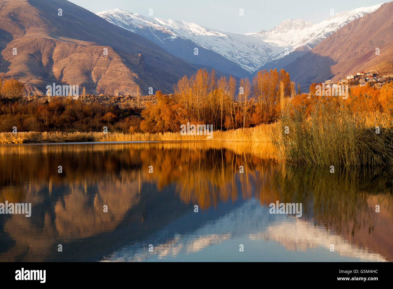 Il lago nella regione di Alamut che è chiamato Ovan - IRAN Foto Stock