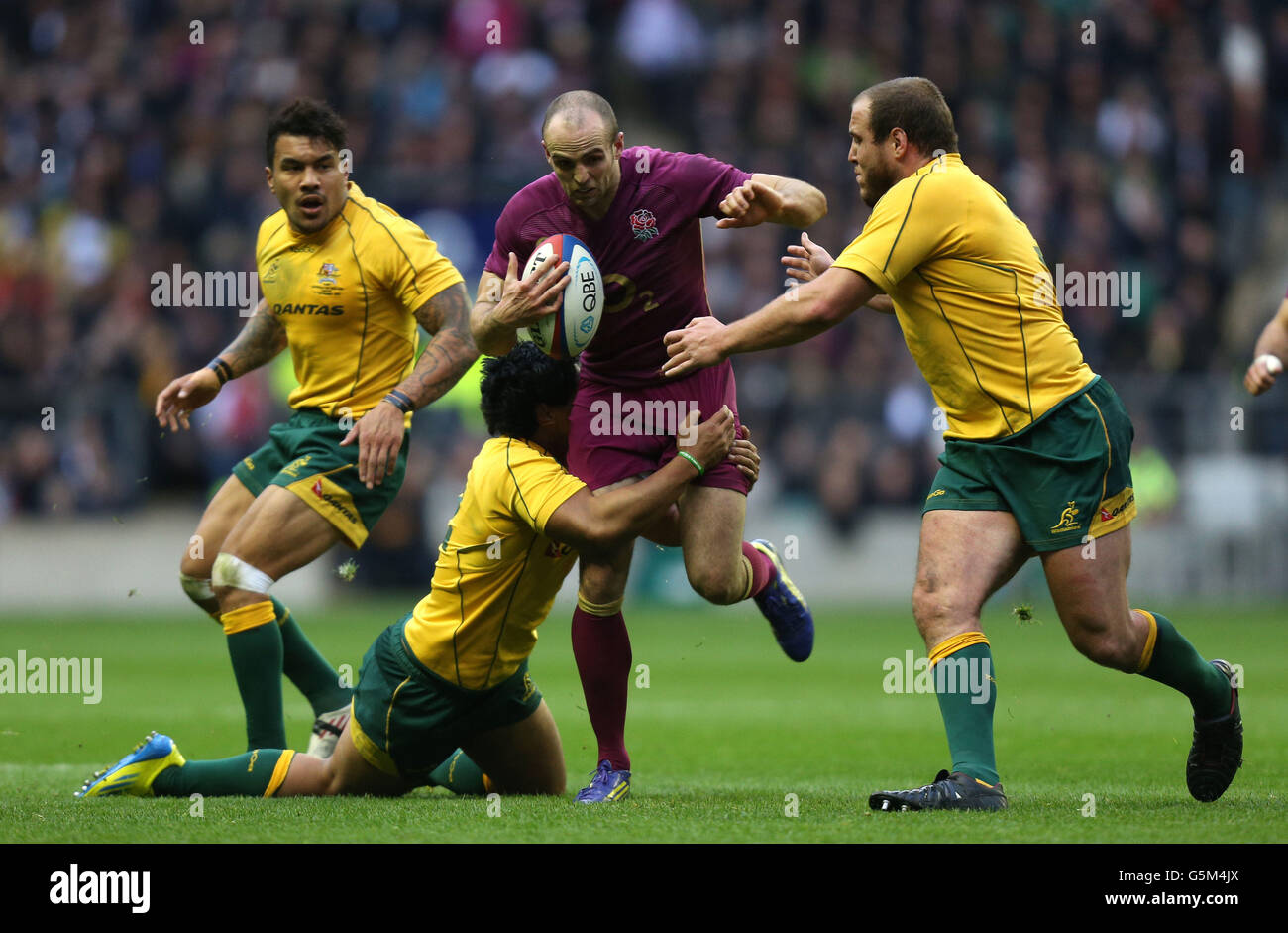 Rugby Union - QBE International - Inghilterra / Australia - Twickenham. Charlie Sharples in Inghilterra è affrontato da ben Tapuai in Australia durante il QBE International a Twickenham, Londra. Foto Stock