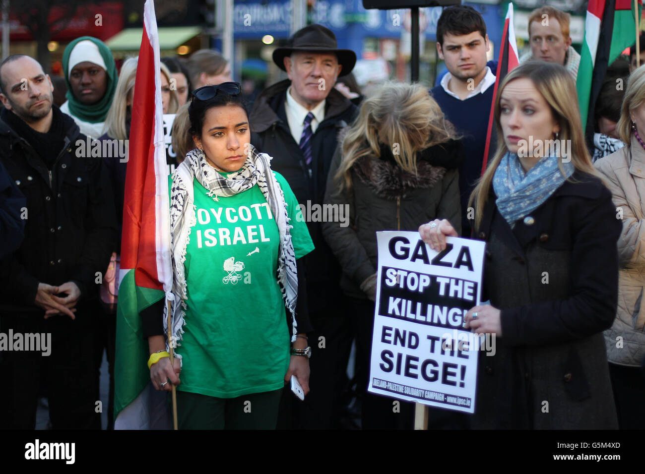 I dimostranti si riuniscono fuori dall'OGPO di Dublino per protestare contro le azioni di Israele a Gaza. Foto Stock