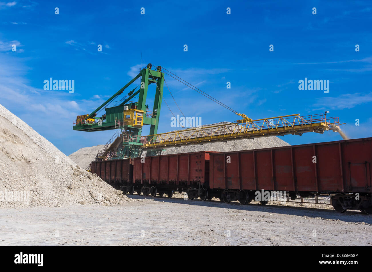 Produzione di magazzino nella cava di argilla blu, enormi macchine per impilare Foto Stock