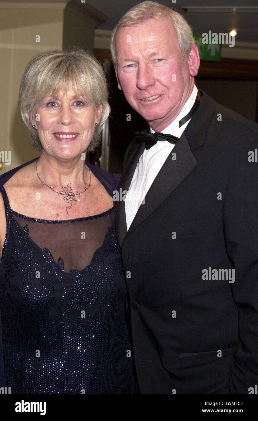 Il presentatore di sport televisivi Bob Wilson con sua moglie Megs durante le SCINTILLE (Sport che assistono la ricerca medica per i bambini) 2001 Winter Ball al Park Lane Hilton di Londra. 06/08/02 : il veterano dello sport TV Bob Wilson si ritirer alla fine del mese dopo otto anni con ITV, ha annunciato. L'ex goalie della Scozia e dell'Arsenal ha ancorato lo spettacolo sportivo più popolare nella storia della TV del Regno Unito quando ha fronteggiato lo scontro Inghilterra-Argentina in Francia 98-guardato da 26 milioni di spettatori. Foto Stock